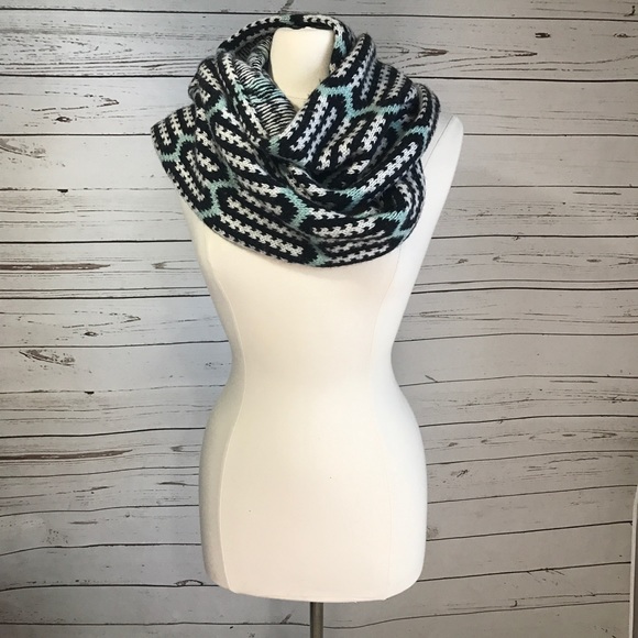 J. Crew Accessories - J. CREW GEOMETRIC ZIG ZAG SCARF